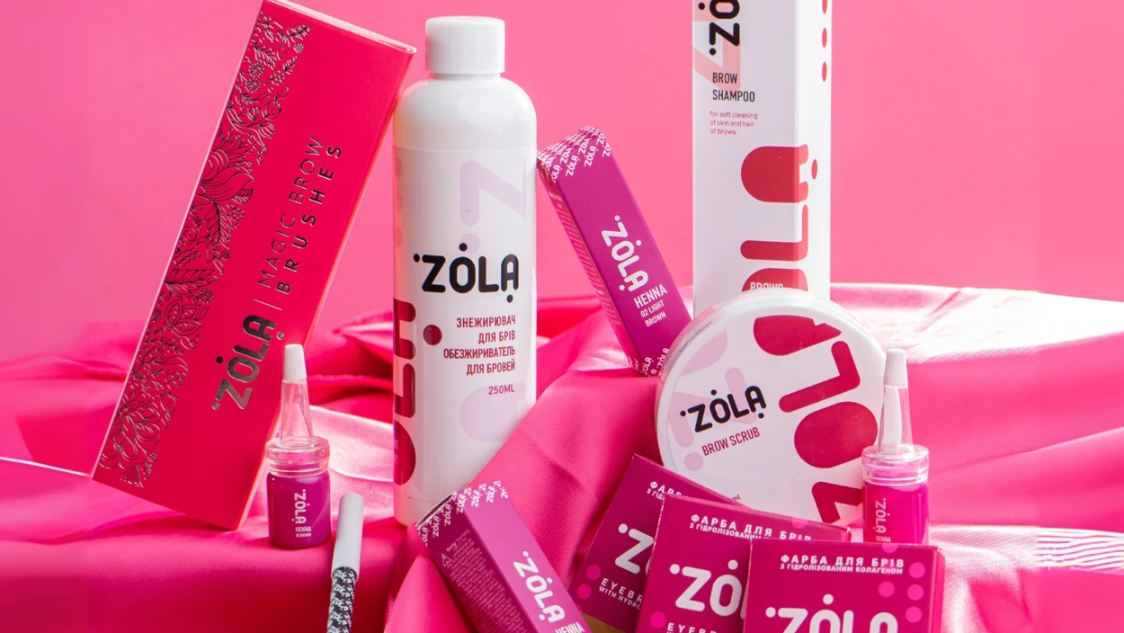 Produse ZOLA pentru sprâncene pe fundal roz