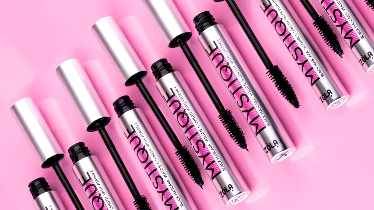 Produse de makeup ZOLA pe fundal roz