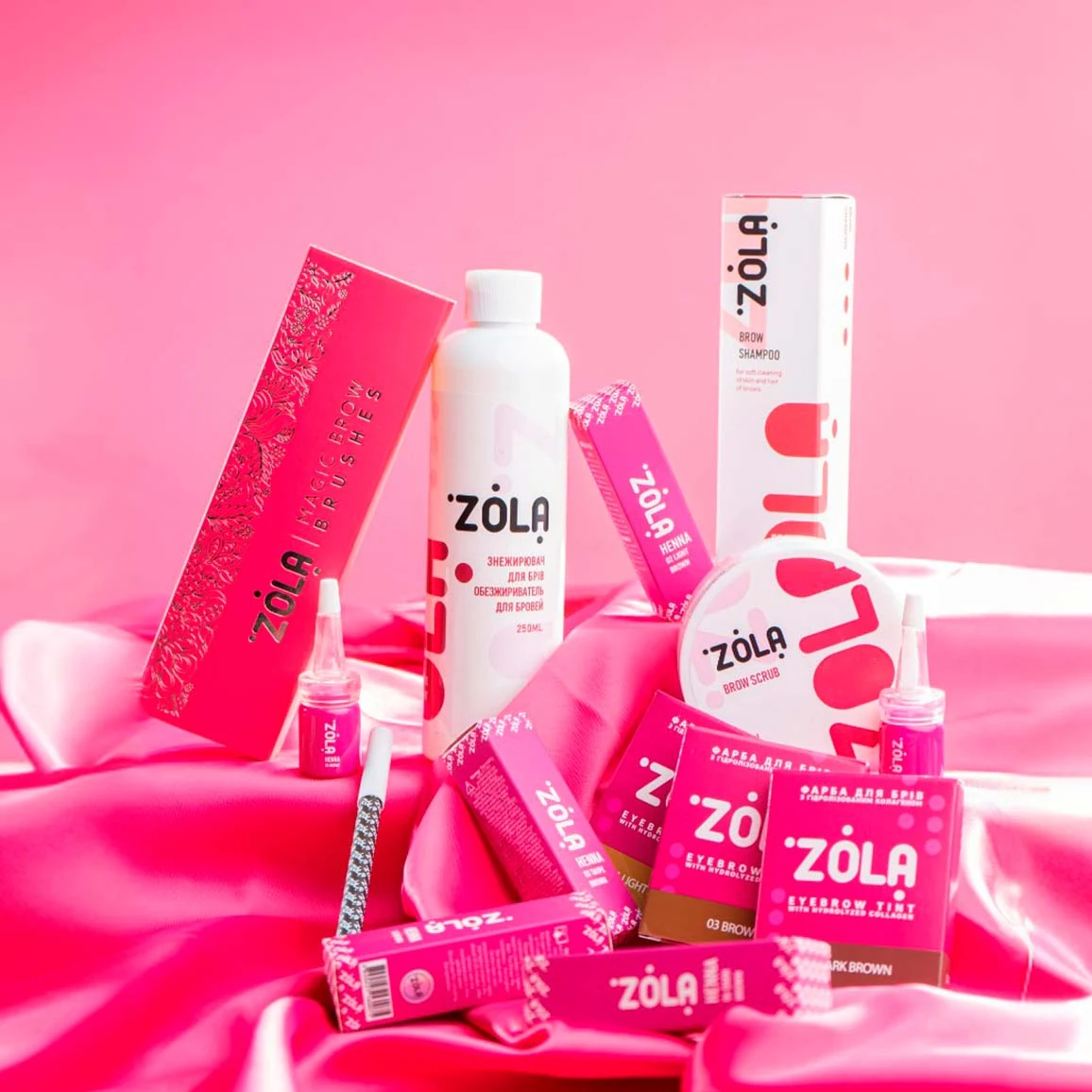 Colecție de produse profesionale ZOLA pe un fundal de satin roz